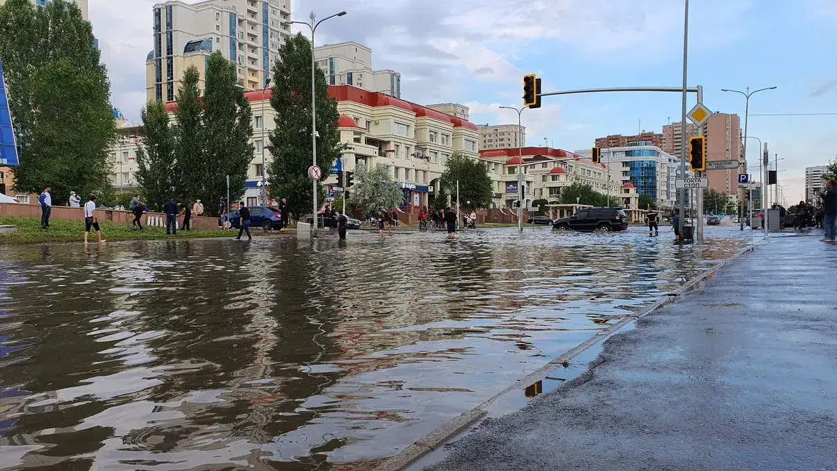 Flood water running down a residential street — Verde River monsoon rises and slow-draining flats have put water through Cottonwood neighborhoods before, and 1993 is still local memory